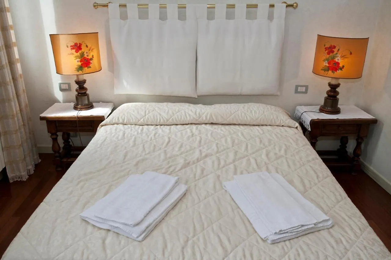 Casa Verde Canal View Apartment ヴェネツィア 0*,  イタリア