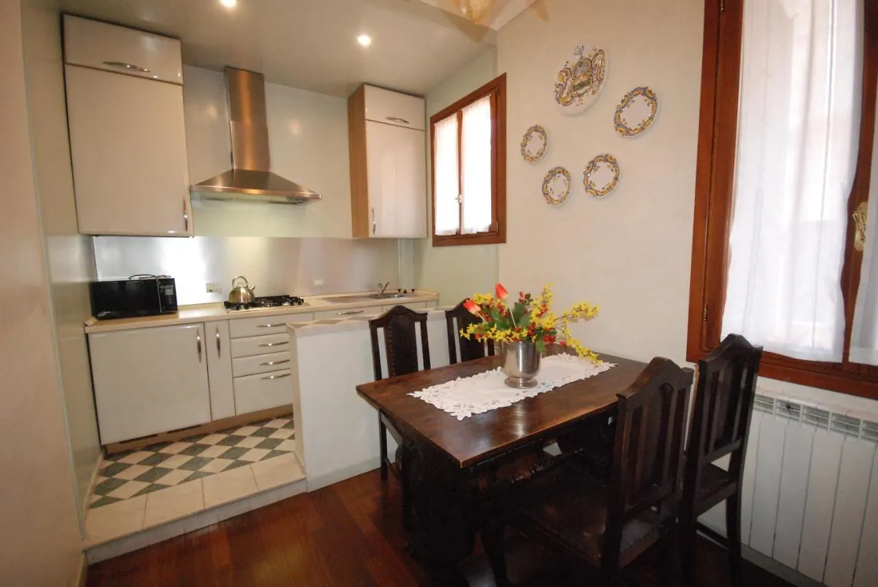 Casa Verde Canal View Apartment Venice