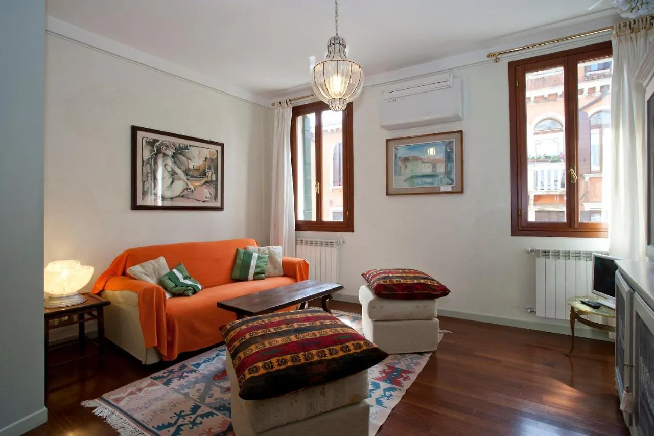 Casa Verde Canal View Apartment Venice