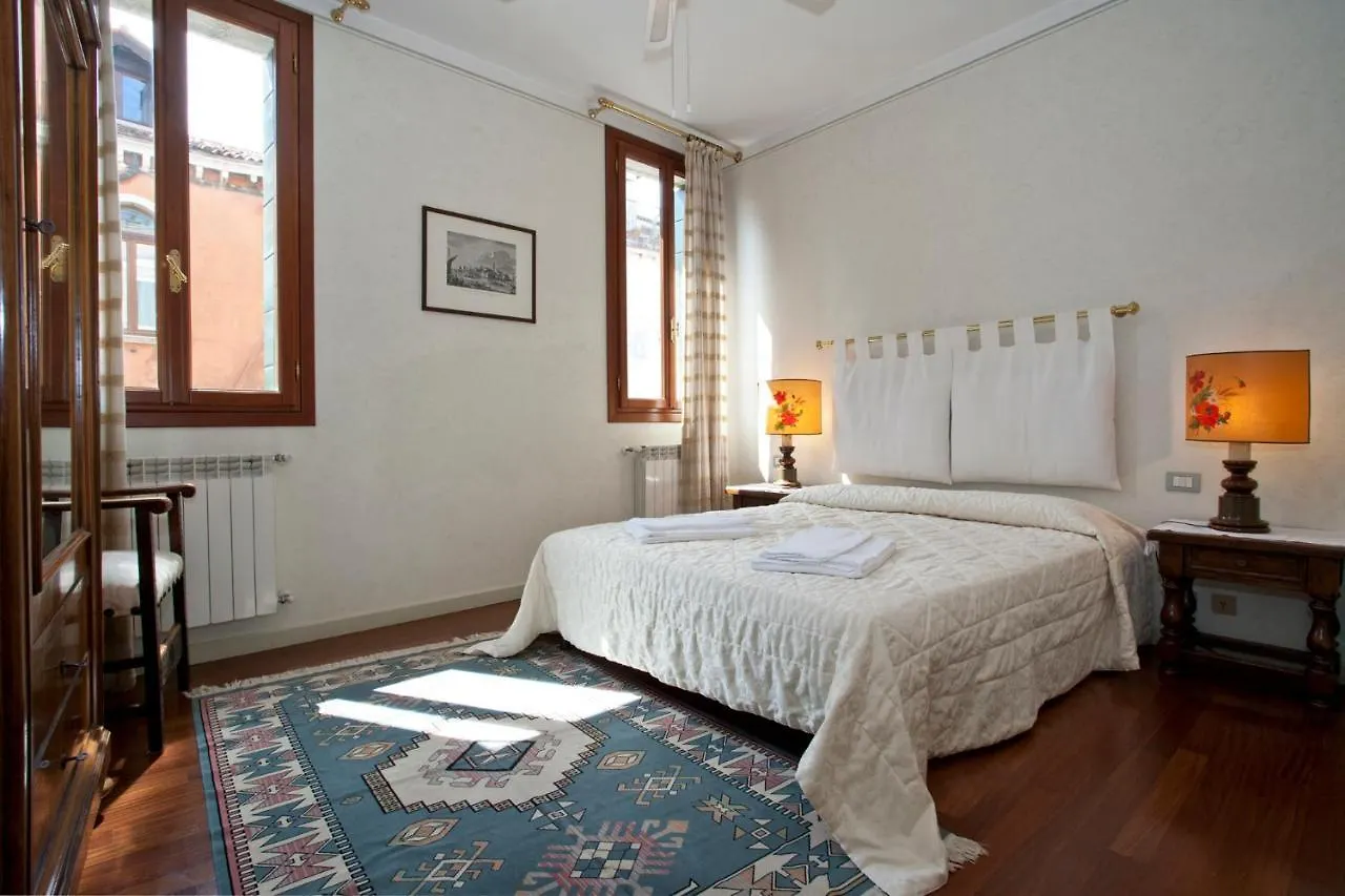 Casa Verde Canal View Apartment Venice