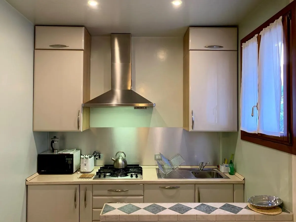 Casa Verde Canal View Apartment Venice
