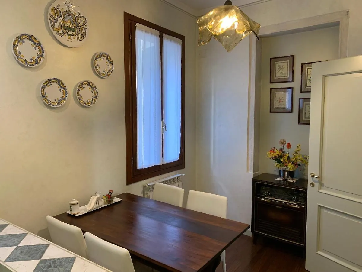 Casa Verde Canal View Apartment Venice