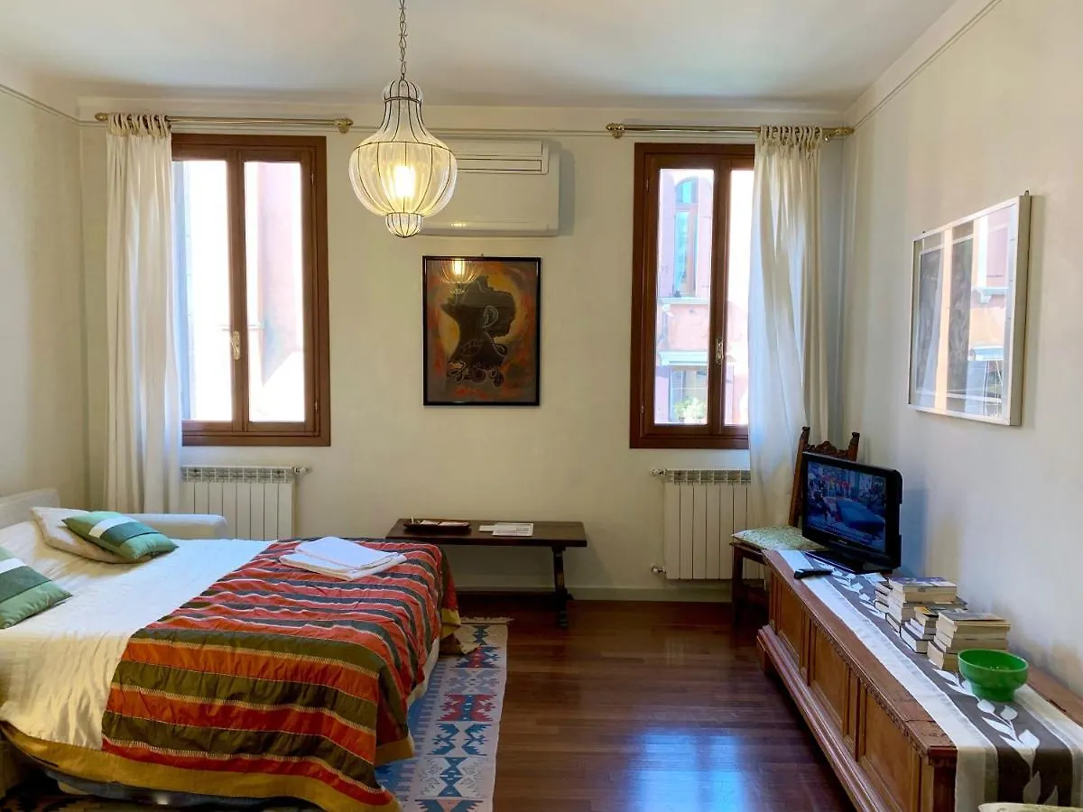 Casa Verde Canal View Apartment Venice